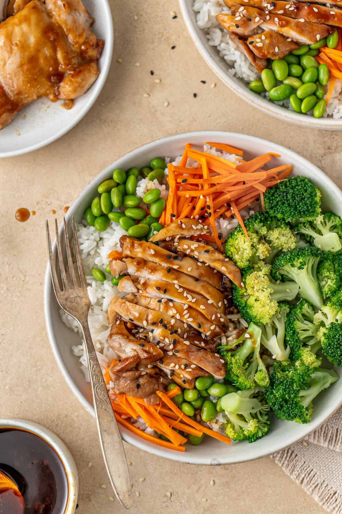 Close up of a bowl of teriyaki chicken with vegetables and rice.