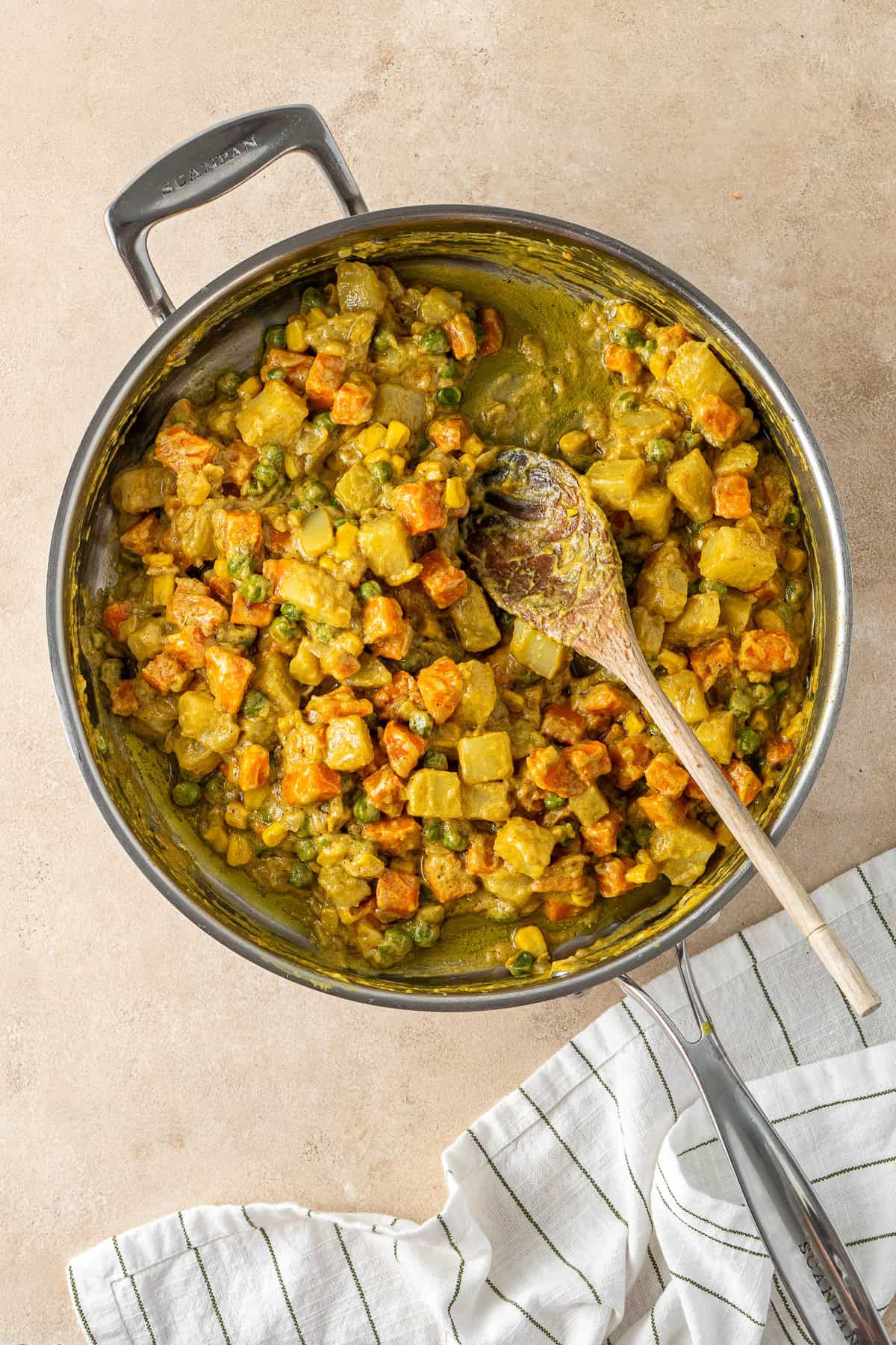 The cooked vegetable curry filling in a frying pan.