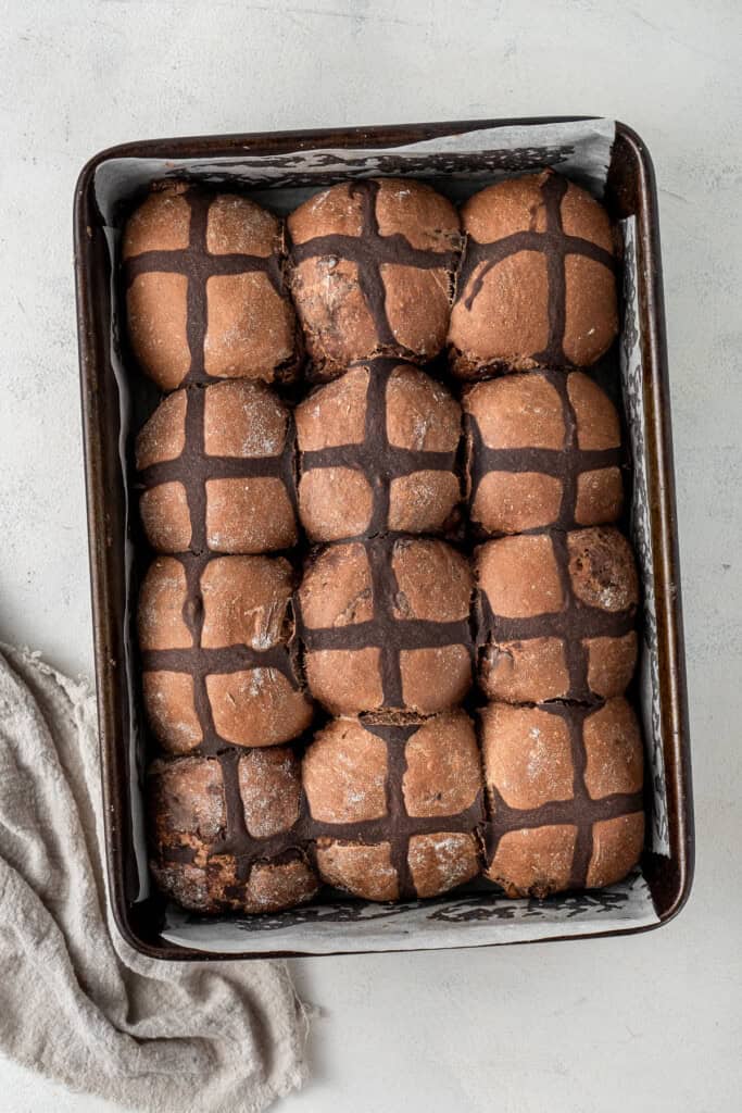 The freshly baked hot crossed buns.