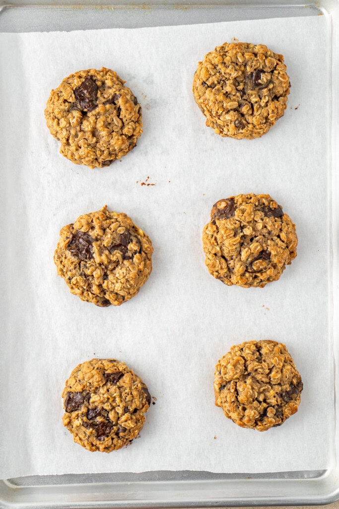 The baked cookies on a baking tray.