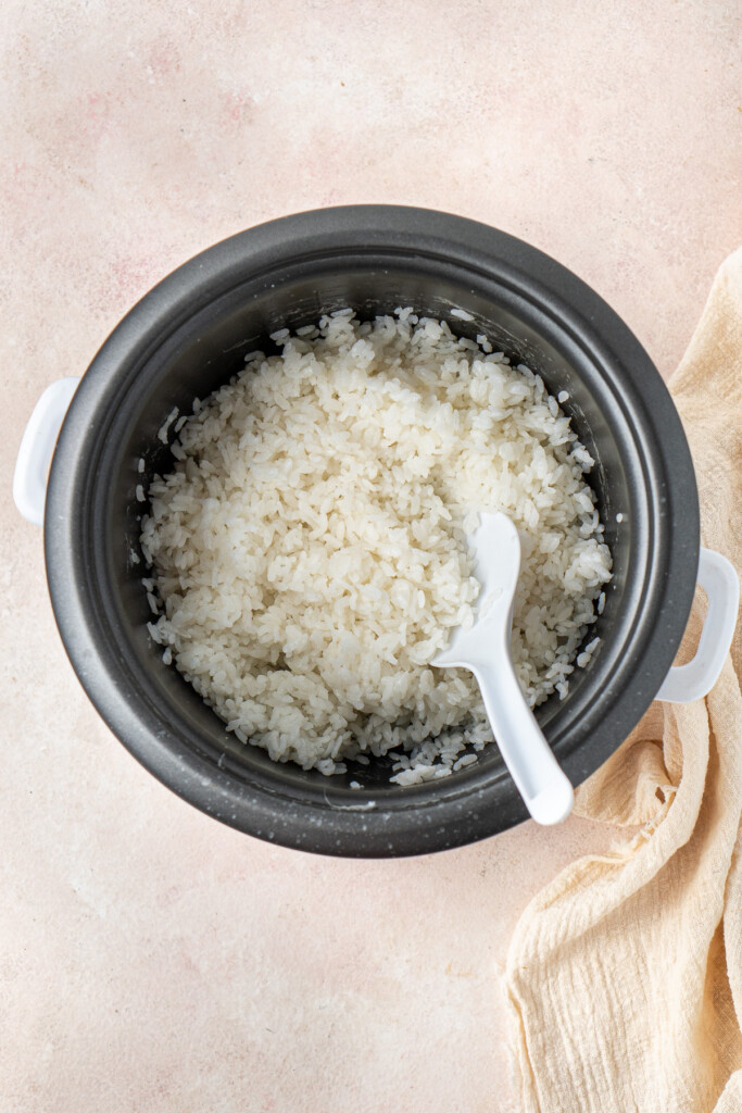 The cooked rice in the rice cooker.