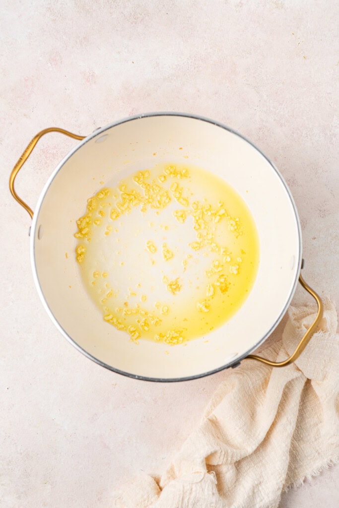 Cooking the garlic and oil in the pot.