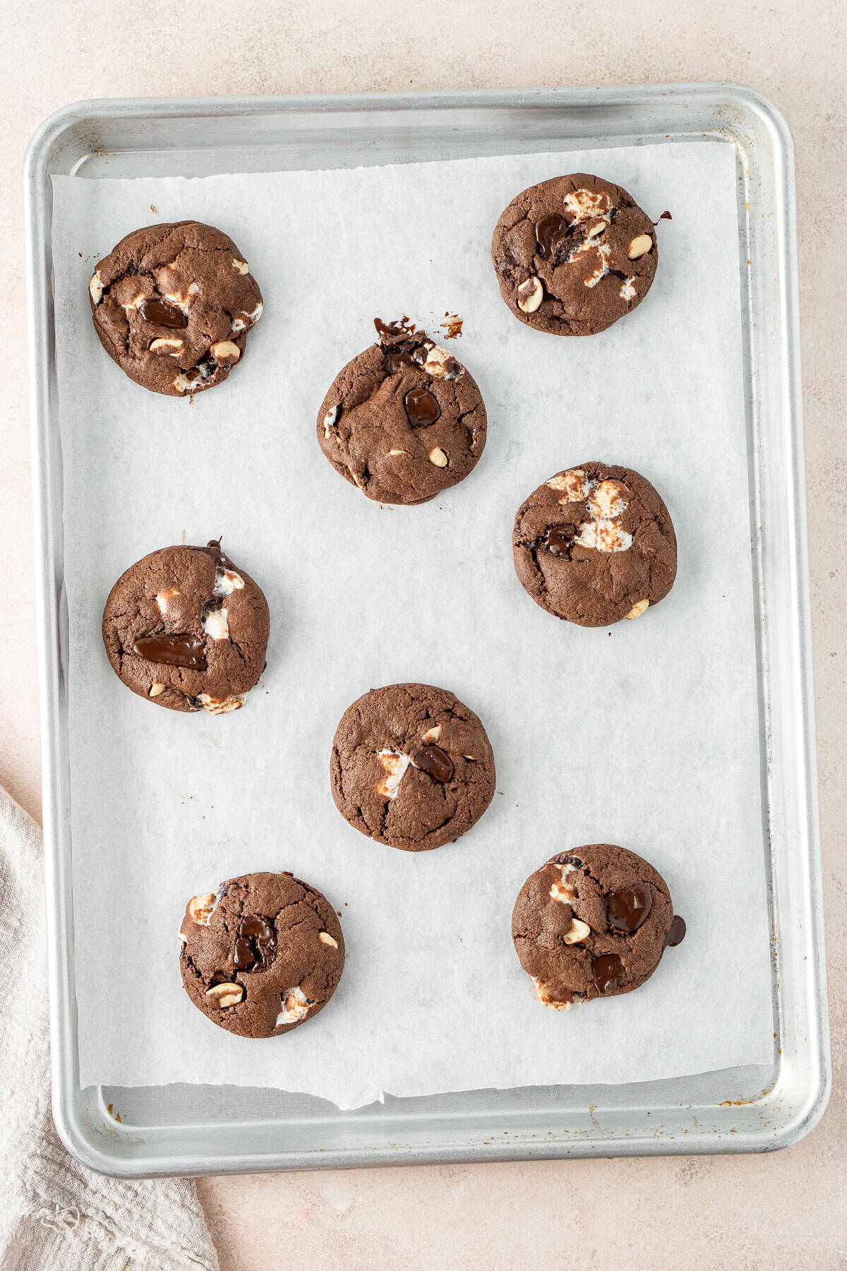 The baked cookies on a baking tray.
