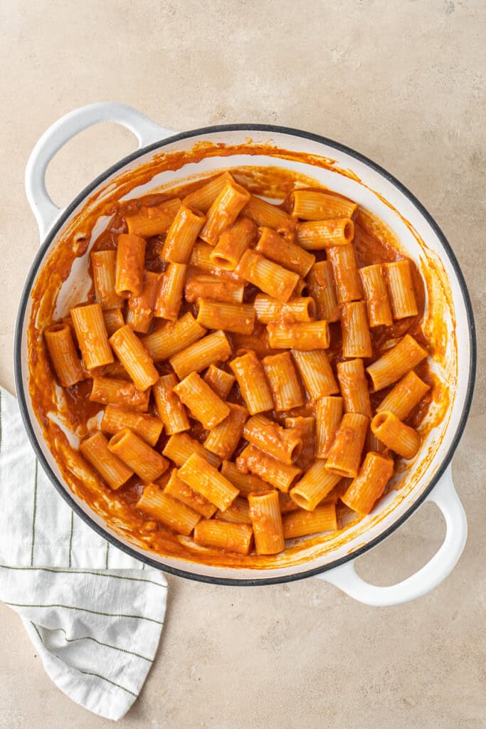 The finished vegan vodka pasta in the pot.