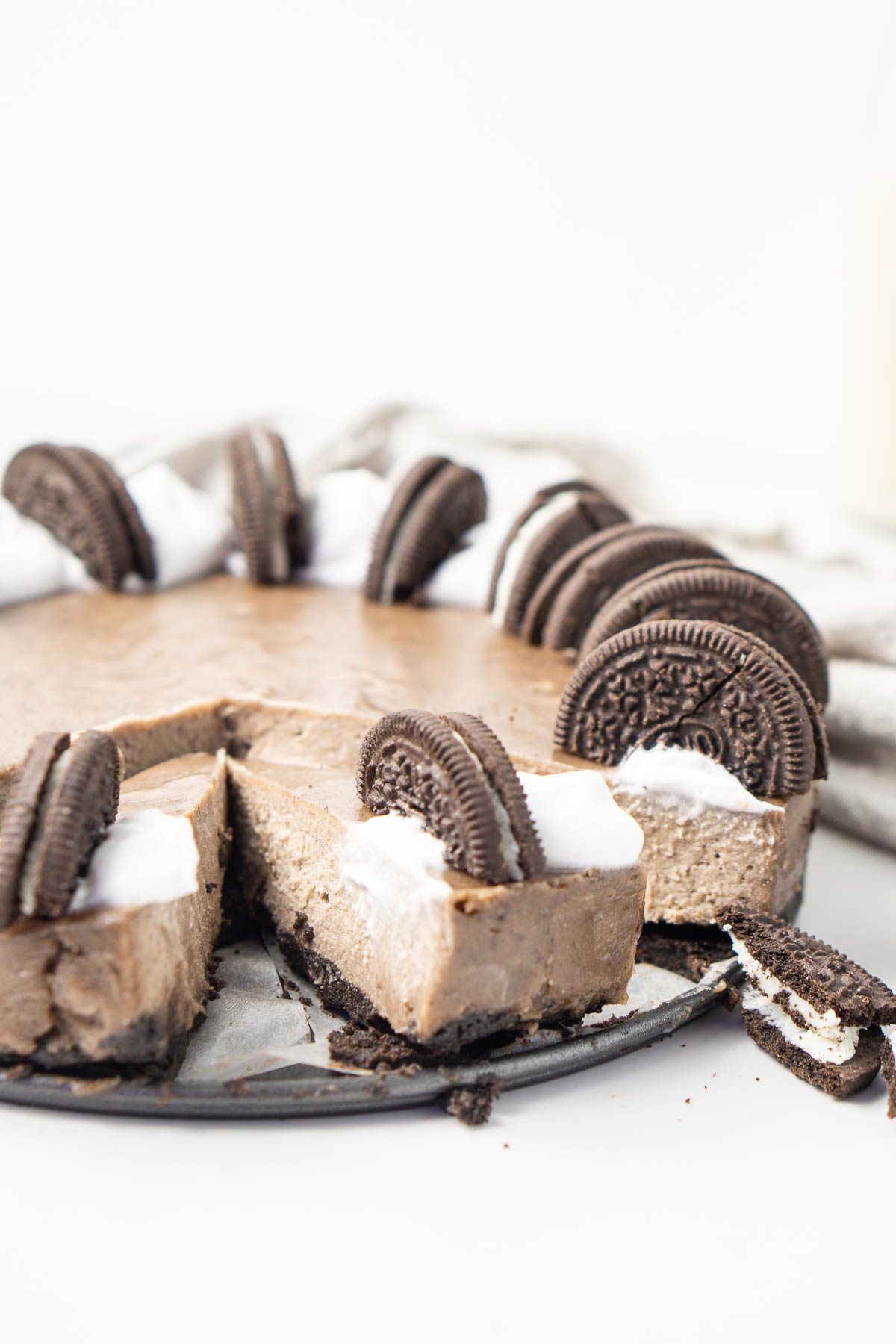 Close up of the sliced vegan Oreo cheesecake from the side.