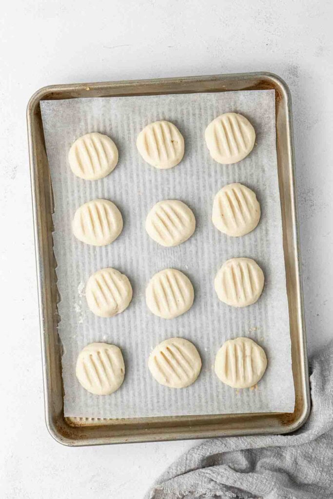 Cooked cookies on a baking tray.