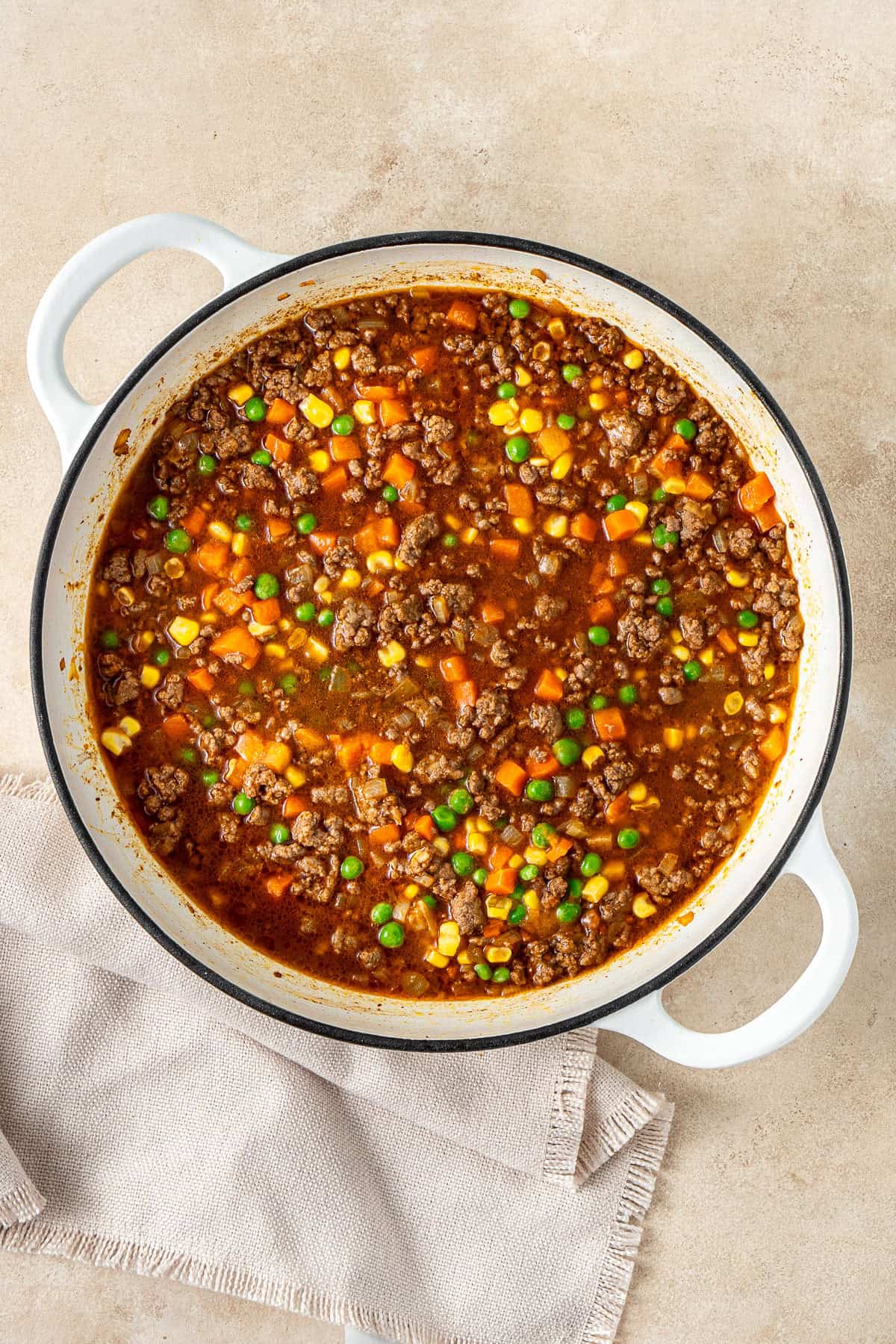 The liquid added to the mince in the pot.