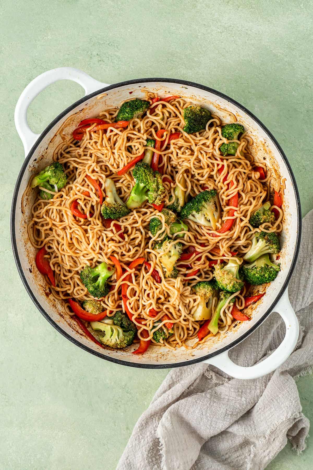 The vegetables in the pan mixed with noodles and sauce.