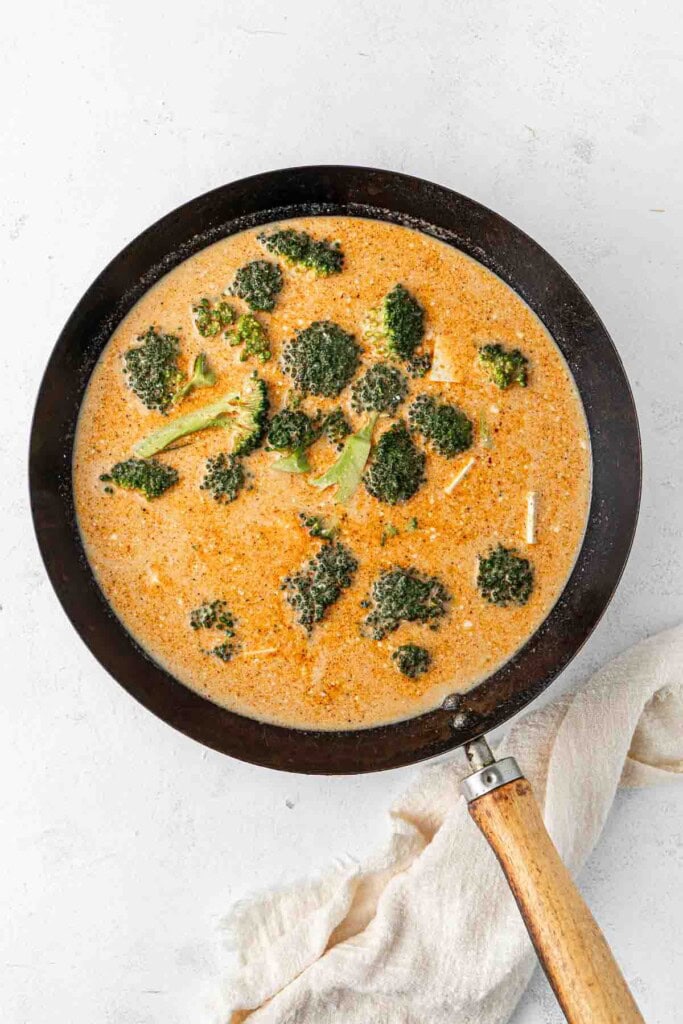 The cooked soup in a wok.