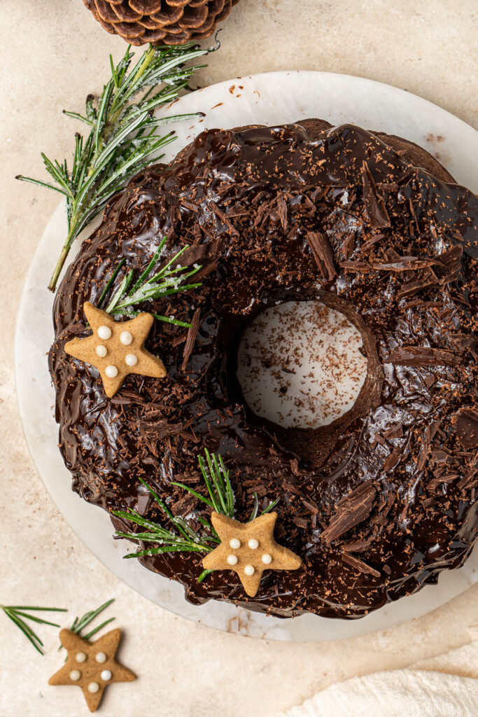 The decorated bundt cake.