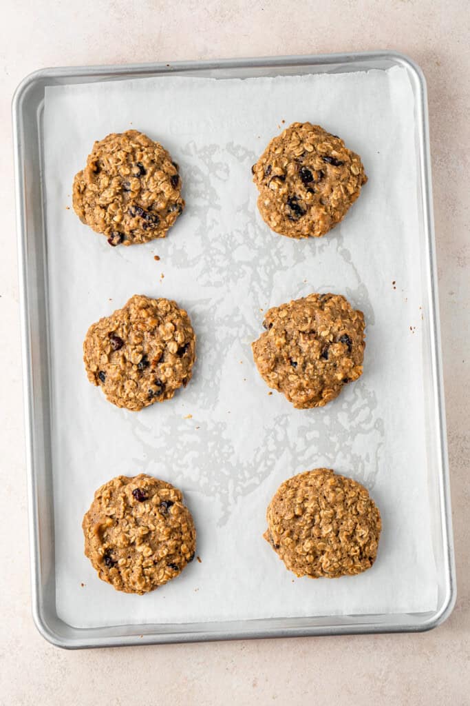 The freshly baked cookies on the baking tray.