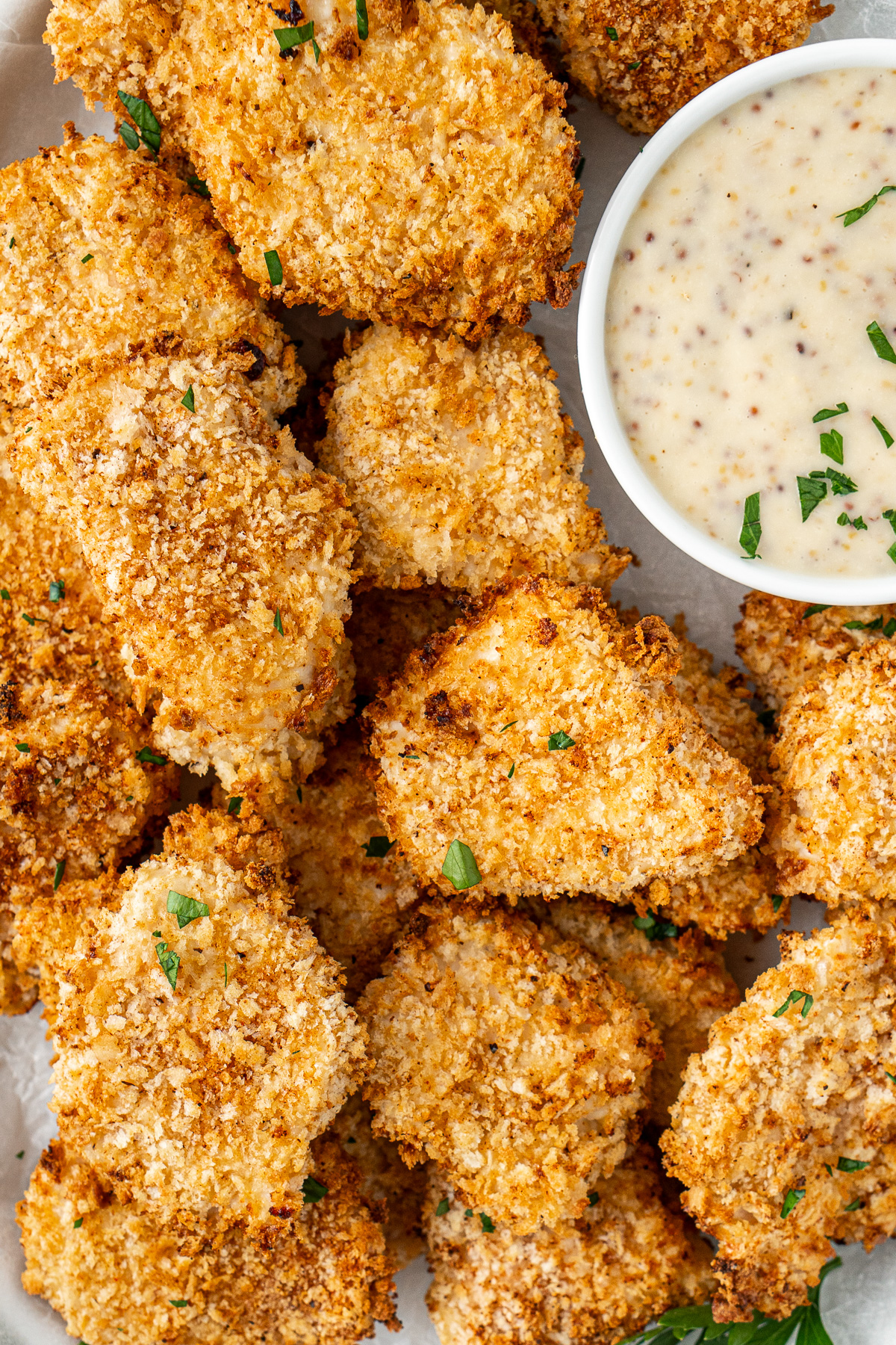 Close up of a plate of chicken nuggets.