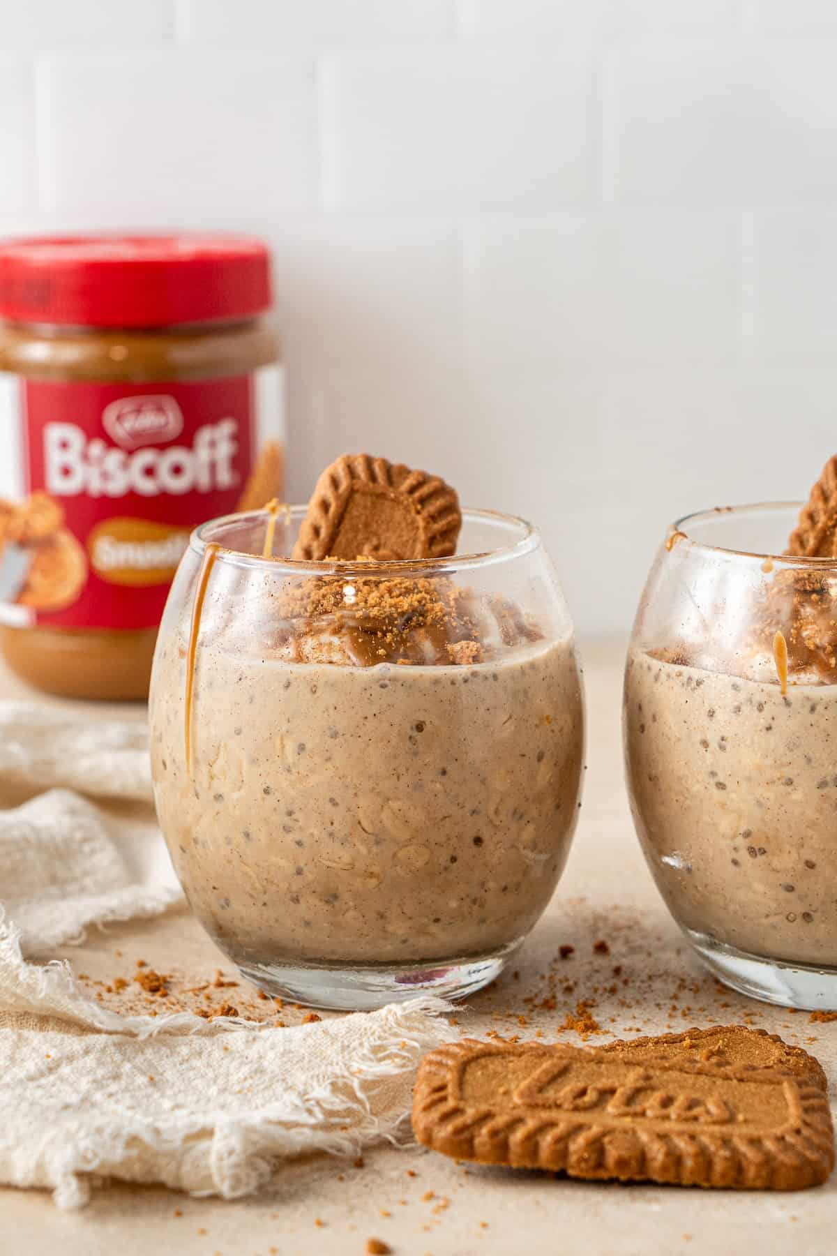 Biscoff overnight oats in jars with extra biscoff cookies.