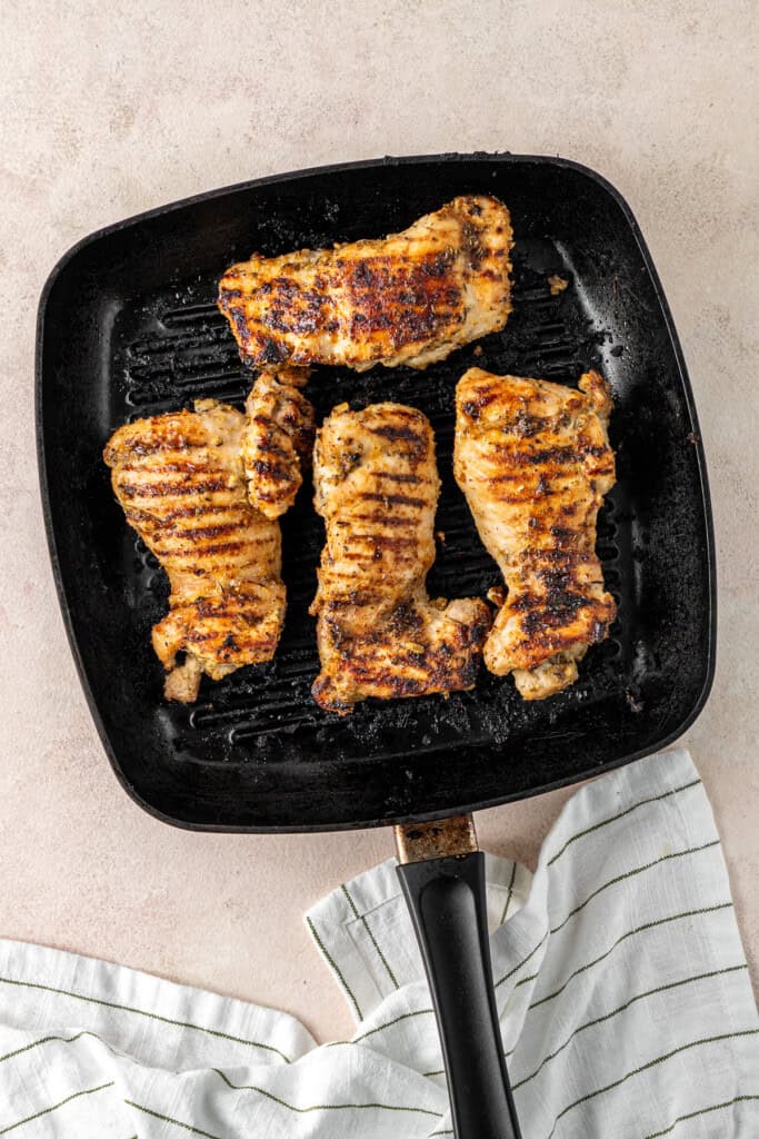 The grilled chicken in a pan.
