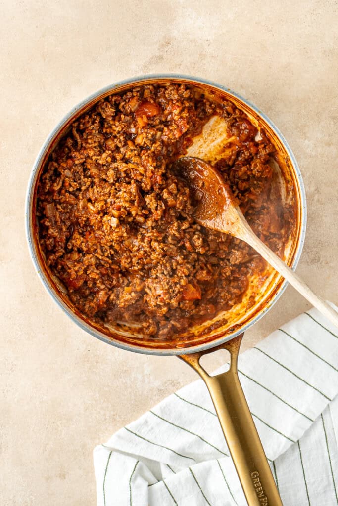 The finished meat sauce in the pan.