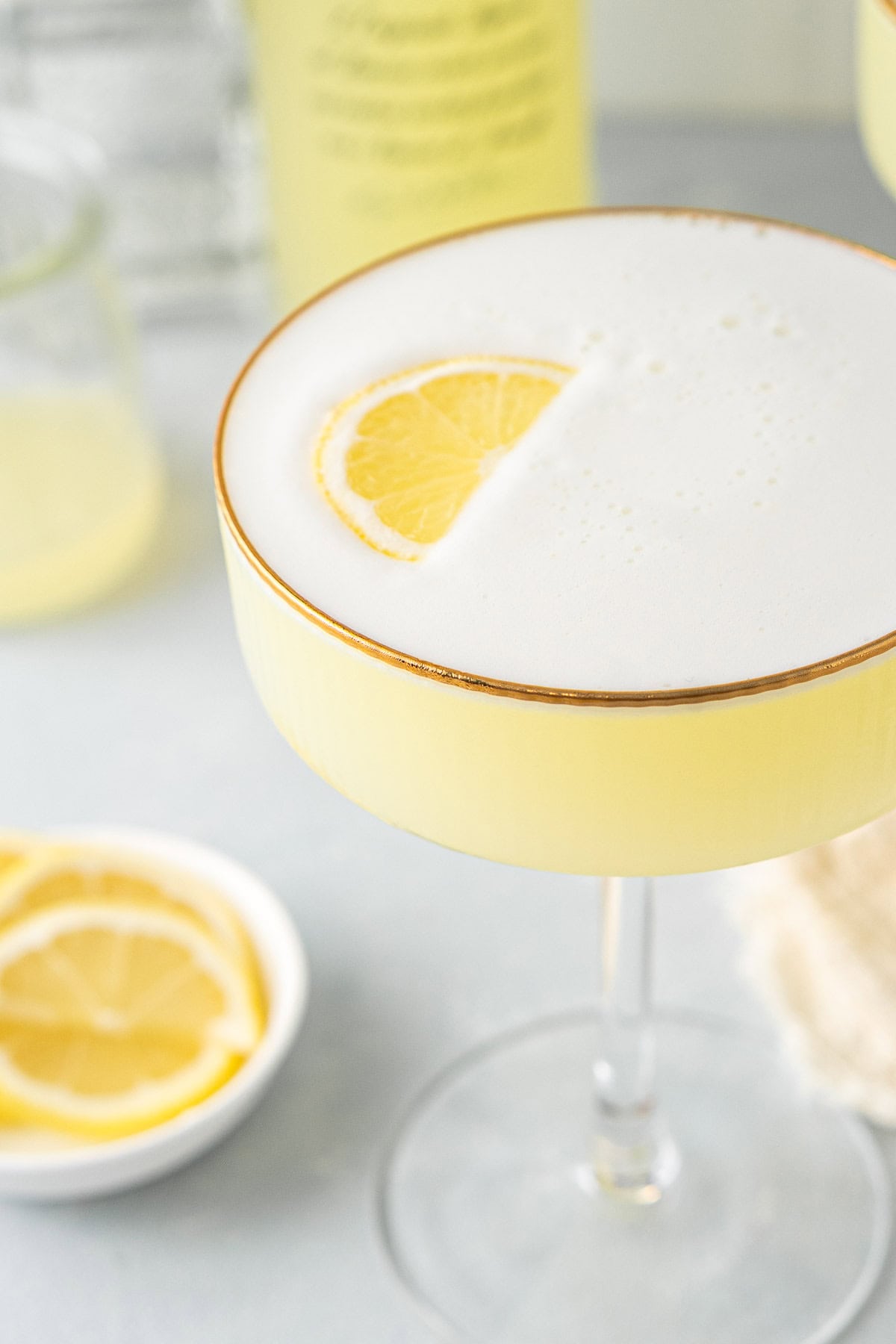 Close up of the limoncello sour with a lemon slice garnish.