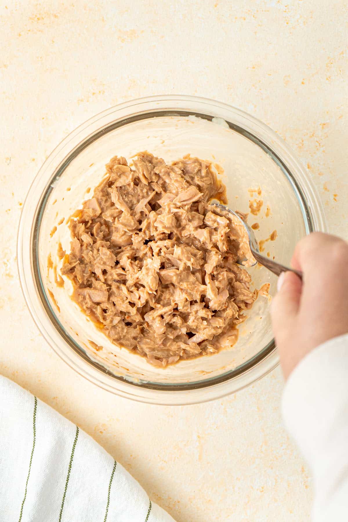 The spicy tuna mixture in a glass bowl.
